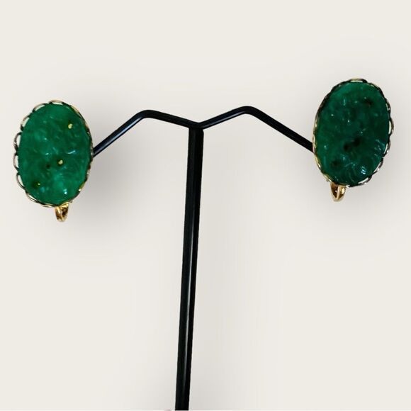 Vintage Green screw on earrings carved design in gold tone - Picture 6 of 9